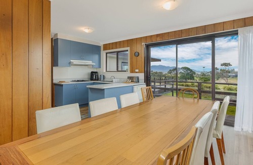 Bermagui House | 13 Golf Road - direct golf course access