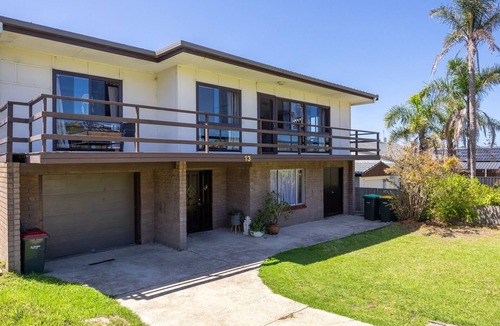 Bermagui House | 13 Golf Road - direct golf course access