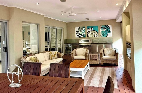 Lakelands House | 15 Luxury Exec Living Outdoor Oasis 4BR & Parking