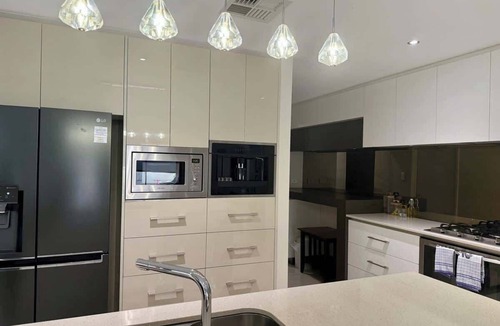 Lakelands House | 15 Luxury Exec Living Outdoor Oasis 4BR & Parking