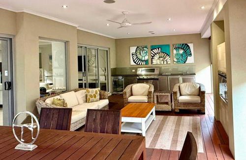 Lakelands House | 15 Luxury Exec Living Outdoor Oasis 4BR & Parking