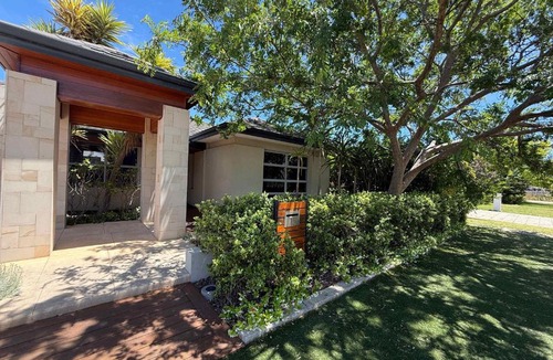 Lakelands House | 15 Luxury Exec Living Outdoor Oasis 4BR & Parking