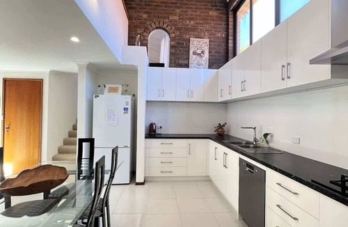 Nedlands House | 17 Rare Cool Urban-Style Nedlands 4BR-Parkng&Pool