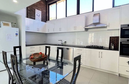 Nedlands House | 17 Rare Cool Urban-Style Nedlands 4BR-Parkng&Pool