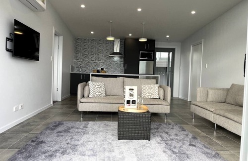 Bridport Apartment | 1A Central Bridport Beach Location with sea view