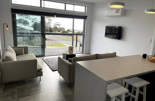 Bridport Apartment | 1A Central Bridport Beach Location with sea view