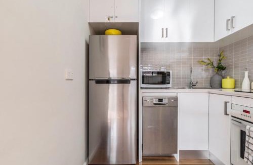 Hawthorn Apartment | 1BR w FREE Parking! Near Swinburne University