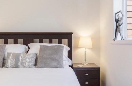 Hawthorn Apartment | 1BR w FREE Parking! Near Swinburne University