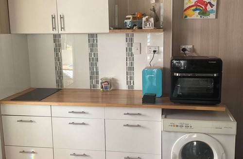 Tannum Sands House | 2 BED BEACH HUT+ STUDIO+SWIMSPA,SAUNA,PATROLLED BEACH,TAVERN, SHOPS,RESTAURANTS.