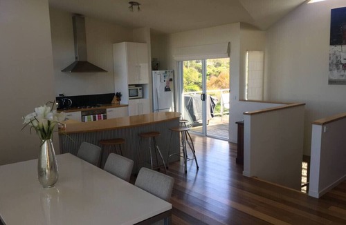 Smiths Beach House | 2 Bed Coastal Getaway - Walking distance to beach
