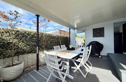 Salamander Bay Cottage | 2 Bedroom Coastal Cottage by the Beach