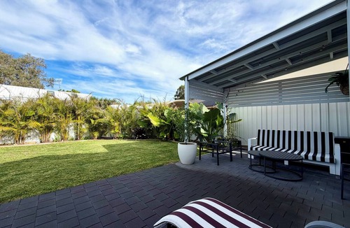 Salamander Bay Cottage | 2 Bedroom Coastal Cottage by the Beach