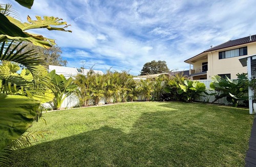 Salamander Bay Cottage | 2 Bedroom Coastal Cottage by the Beach