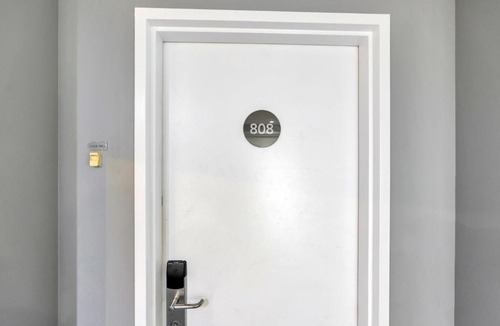 Darwin City Centre Apartment | 2 Bedroom Penthouse Retreat Water Views Pool Balcony