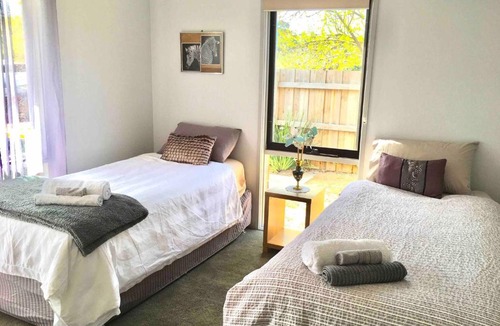Bairnsdale House | 2 bedroom private unit with enclosed back yard