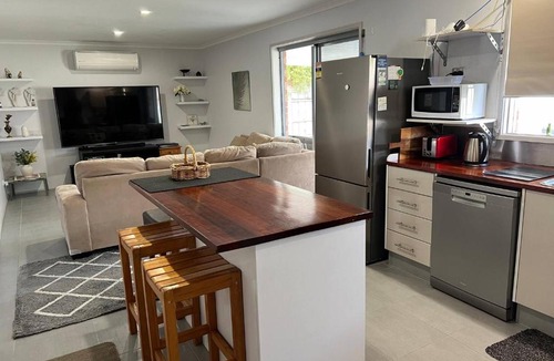 Bairnsdale House | 2 bedroom private unit with enclosed back yard