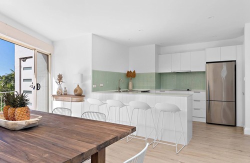 Noosa Heads Apartment | 2 Bedroom Riverfront Apt Top Floor | Pet Friendly