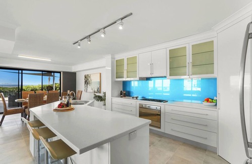North Beach House | 20m to the Ocean | Blue Water Views & Walk to Cafés & Dining