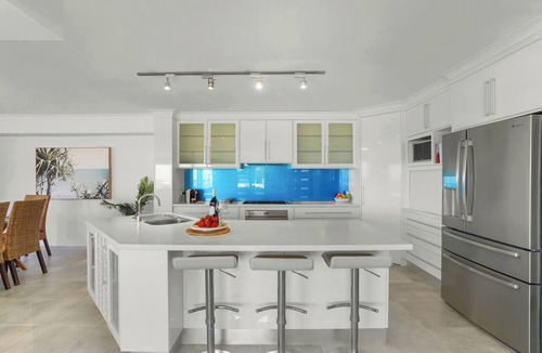 North Beach House | 20m to the Ocean | Blue Water Views & Walk to Cafés & Dining
