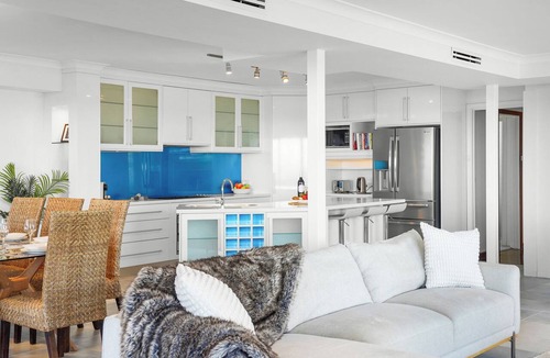 North Beach House | 20m to the Ocean | Blue Water Views & Walk to Cafés & Dining