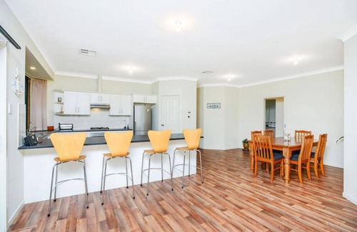 Normanville House | 24 Shakeshaft Drive, Normanville