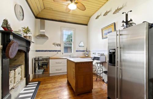Lakes Entrance House | 26 Church - Charming Cottage in Lakes Entrance