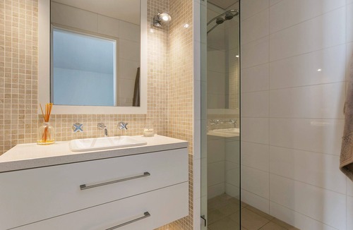 Port Elliot House | 29 Barbara - Beachfront - Luxury - Linen Included - Wi-Fi