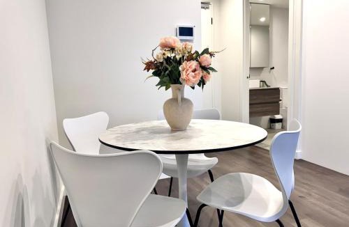 Clayton Apartment | 2BR 2BA Modern Manor House - Steps from Monash Uni mvc203