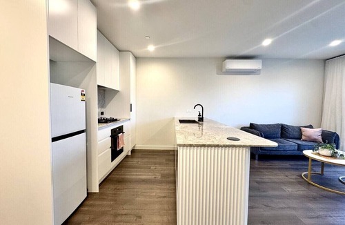 Clayton Apartment | 2BR 2BA Modern Manor House - Steps from Monash Uni