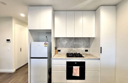 Clayton Apartment | 2BR 2BA Modern Manor House - Steps from Monash Uni
