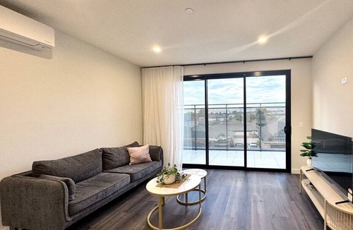 Clayton Apartment | 2BR 2BA Modern Manor House - Steps from Monash Uni
