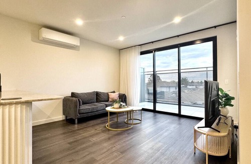 Clayton Apartment | 2BR 2BA Modern Manor House - Steps from Monash Uni