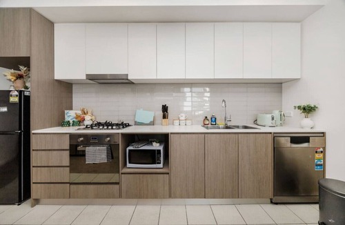 Liverpool Apartment | 2BR Apt w/Parking, Walk to Liverpool Station