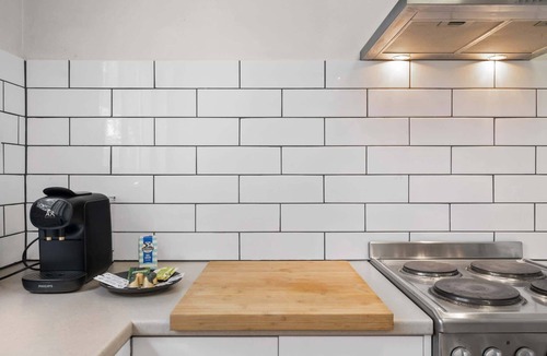Flemington Apartment | 2BR Flemington | Walk to Showgrounds + Parking