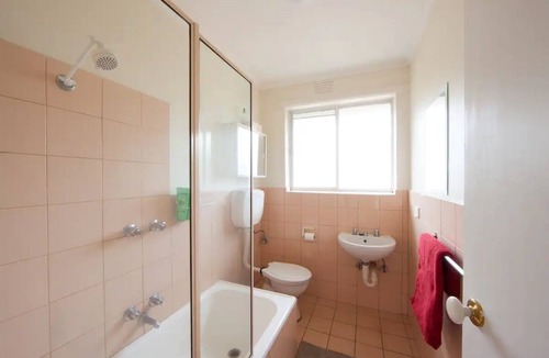 Ripponlea Apartment | 2br, Safe, Locked Parking & Close to Transport