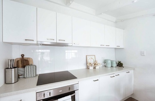 Redfern House | 3-Bed Redfern Stn mins to CBD | Sleeps 7 + Parking