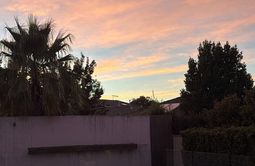 Truganina House | 3 bedroom estate 20km from CBD , 30km from both airports 15km Williamstown beach