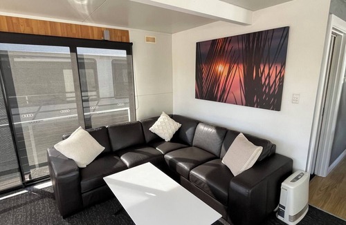 Punyelroo Boat Rental | 3-bedroom house boat in beautiful Swan Reach with beautiful Murray River views.