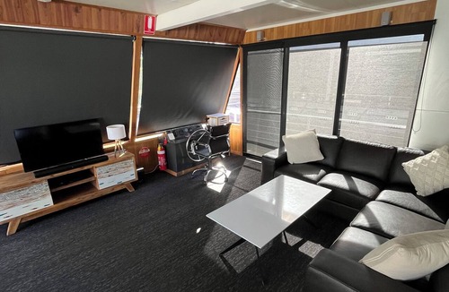 Punyelroo Boat Rental | 3-bedroom house boat in beautiful Swan Reach with beautiful Murray River views.