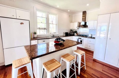 Manly House | 3-bedroom ocean-view home, walk to beach