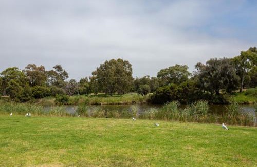 Bonbeach House | 3 bedroom Townhouse next to River East Melbourne