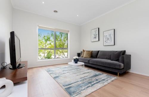 Bonbeach House | 3 bedroom Townhouse next to River East Melbourne