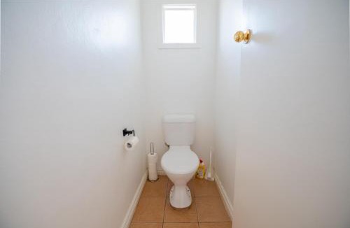 Corio House | 3 Bedrooms Holiday Homes In Corio