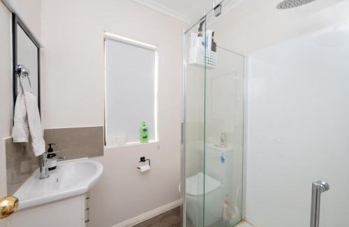 Corio House | 3 Bedrooms Holiday Homes In Corio