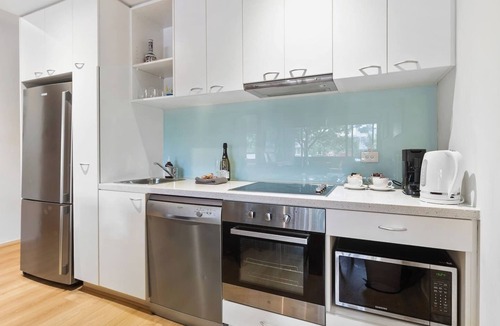 Port Melbourne Apartment | 3 minute walk to Dog Beach - Pet Friendly - Car