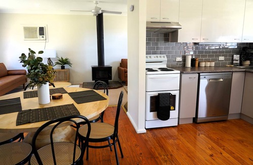 Denman House | 3 Queen Beds, Work-Ready, Parking