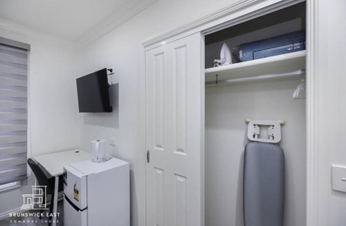 Brunswick East Apartment | 30 Percent OFF 202 Cozy Queen BR with Fast WiFi - Brunswick East