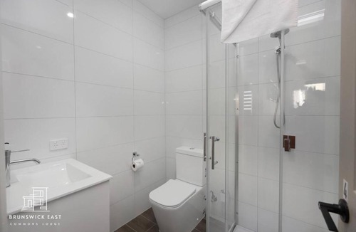 Brunswick East Apartment | 30 Percent OFF 202 Cozy Queen BR with Fast WiFi - Brunswick East