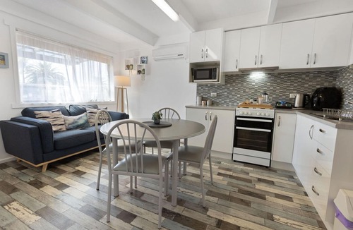 Lakes Entrance House | 300m from the foreshore and the footbridge to 90 Mile Beach