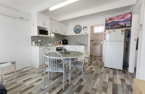 Lakes Entrance House | 300m from the foreshore and the footbridge to 90 Mile Beach